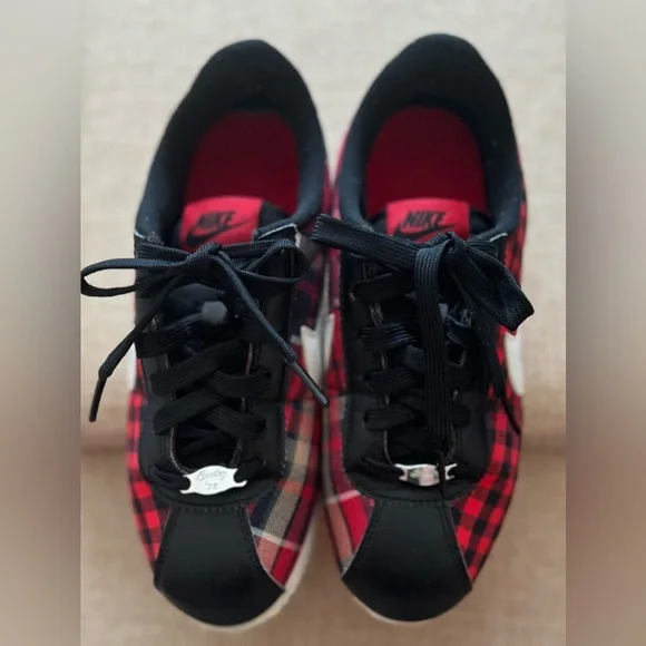 Nike Black and Red Sneakers Size 5Y - Picture 4 of 14